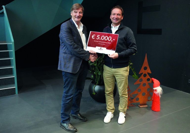 CEO Wolfgang Rohner (l.) überreicht die Spende an Franco Schneider vom Schwarzacher Netz. FA