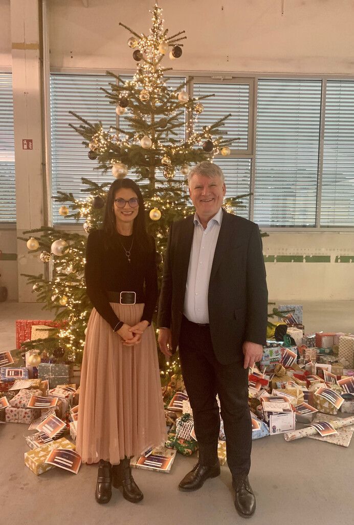 Christkind im Einsatz Behangen mit Wunschkarten der Kinder und Jugendlichen aus dem Kinderdorf und der Paedakoop sind die Weihnachtsbäume der Zumtobel Group. Die Mitarbeiter spendeten im Rahmen der Aktion Weihnachtsgeschenke. Im Bild: Karin Mäser (Kinderdorf) und Zumtobel-CEO Alfred Felder. zumtobel