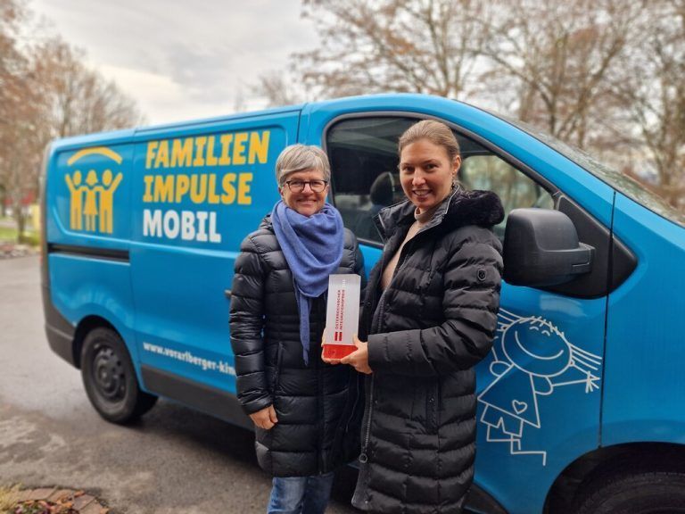 Daniela Wagner-Turken und Birgit Bertsch freuen sich über den Preis.voki