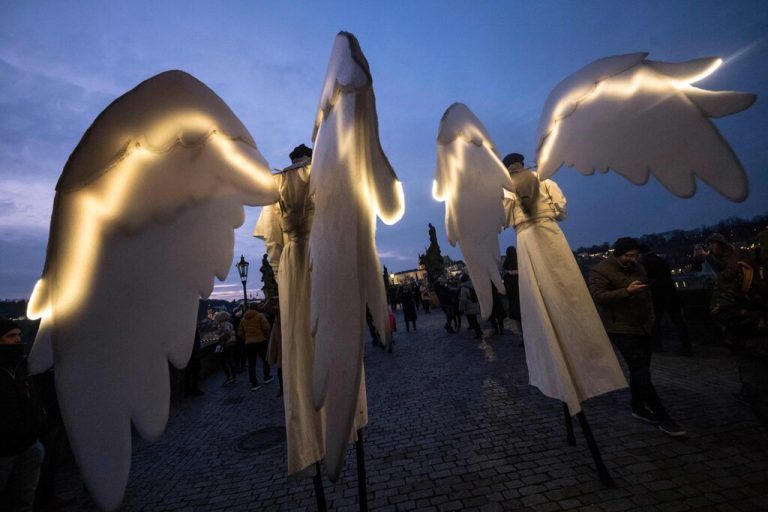 Darsteller in Engelskostümen nehmen in der tschechischen Hauptstadt Prag an einer Weihnachtsparade teil. AFP