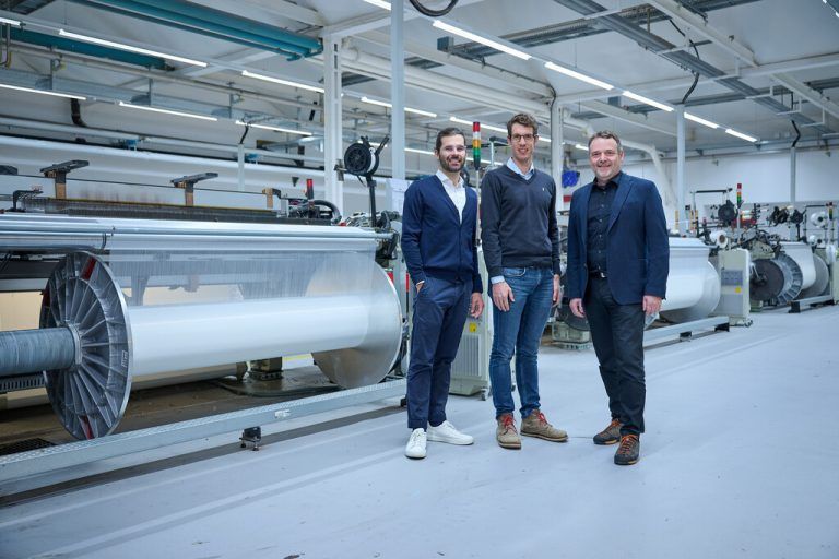 Das Projektteam um Constantin Fuß, Michael Schranz und Michael Seeberger (v.l.) entwickelte einen weltweit einzigartigen Textilveredelungsprozess. FA/Hagen