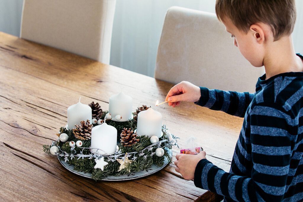 Wer hat eigentlich den Adventkranz erfunden?
