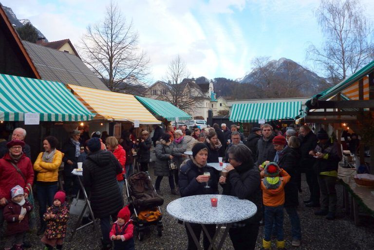 Der Adventmarkt im Franziskanerkloster ist immer gut besucht. 
              
              Franziskanerkloster/ Heinz Seeburger