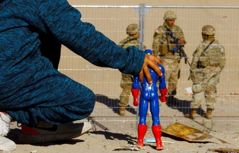 Der fünfjährige George aus Venezuela spielt mit einer Superheldenfigur, während er an der US-Grenze mit seiner Familie auf Asyl wartet. AFP