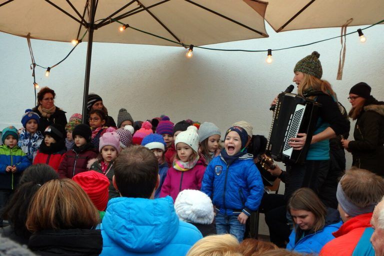 Der Kindergarten Hl. Kreuz singt mit.