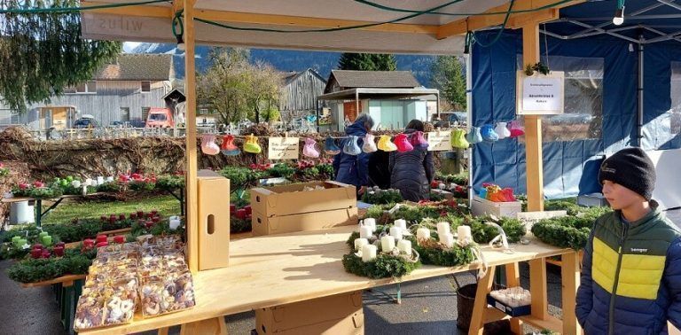 Der Krankenpflegeverein Bizau verkaufte Advent- und Türkränze. KPV BIzau