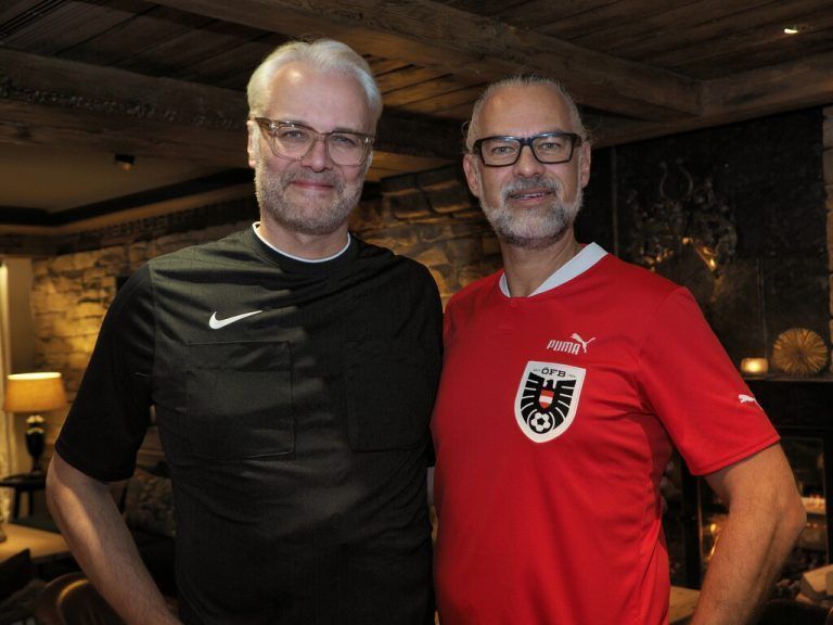 Der Mann fürs Fairkosten: Schiedsrichter Stephan Reinhardt und Winzer Clemens Strobl beim Ländermatch.