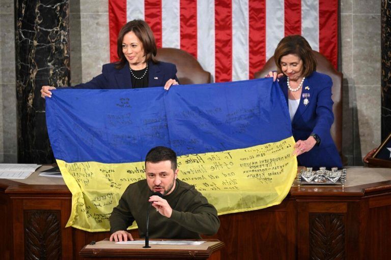 Der ukrainische Präsident überreichte dem US-Kongress eine Fahne aus der ostukrainischen Frontstadt Bachmut. AFP