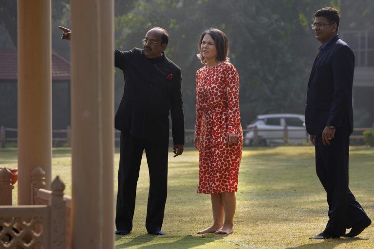 Die deutsche Außenministerin Annalena Baerbock besuchte die Mahatma Gandhi-Gedenkstätte in Neu-Delhi. AP