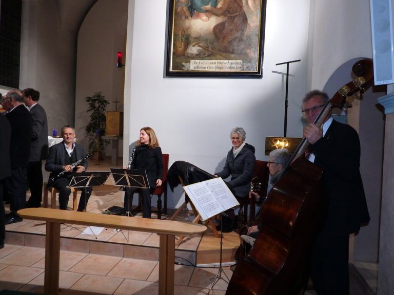 Die Feinspitz-Musi spielt weihnachtliche Lieder.