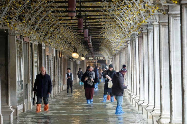 Die saisonalen Hochwasser in Venedig sind zurück: Menschen waten über den überfluteten Markusplatz. REUTERS