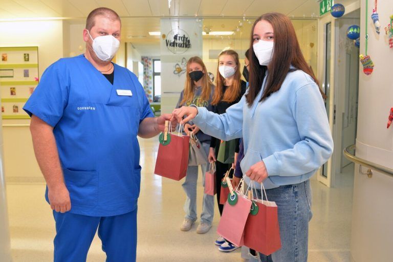 Die Schülerinnen bei der Übergabe mit Herwig Lampl.