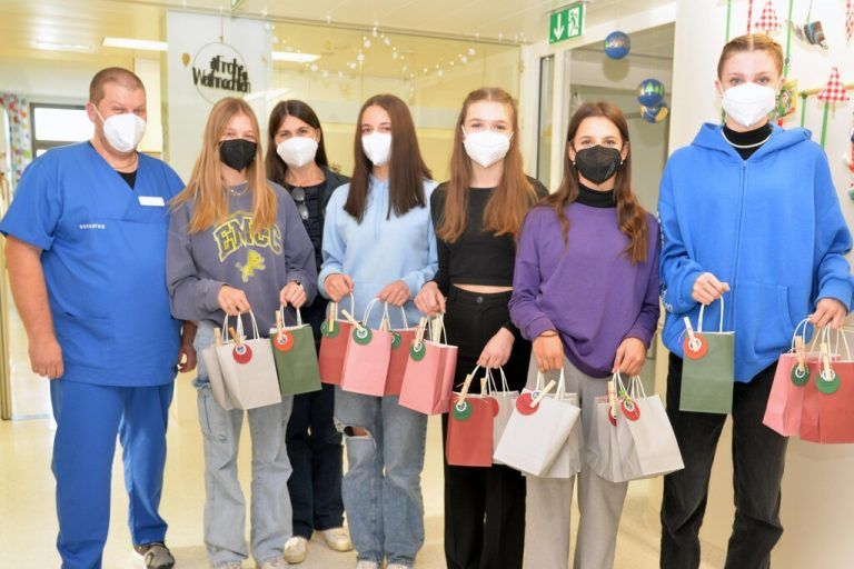 Die Schülerinnen der HLS wollen jungen Patienten im Stadtspital ein Freude machen.HLS