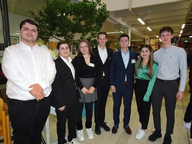 Die Schülerinnen und Schüler der HTL Dornbirn genossen einen sehr gelungenen Abend, an dem sich ihre Schule präsentierte.