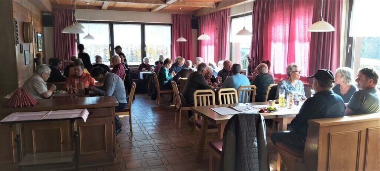 Die Thüringer Pensionisten bei ihrem traditionellen Käsknöpfleessen.pvö og thüringen