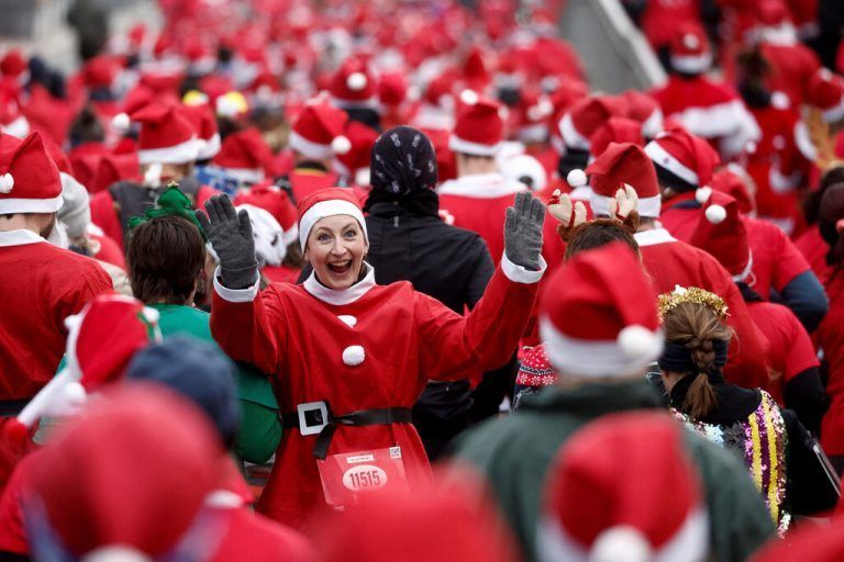 Die Weihnachtszeit ist auch in Frankreichs Hauptstadt Paris angebrochen. Zumindest beim traditionellen Lauf in Rot-Weiß. Reuters
