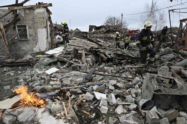 Diese Häuser am Stadtrand von Kiew sind durch einen Raketenangriff zerstört worden. AFP