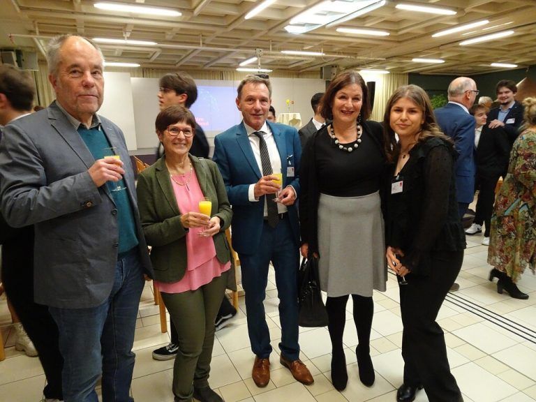 Direktor Michael Grünwald (Mitte) freute sich über zahlreiche Besucherinnen und Besucher beim Netzwerkabend.