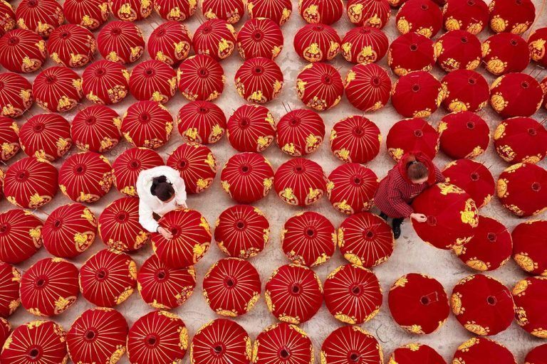 Eine Arbeiterin stellt vor Neujahr in Danzhai in der südwestchinesischen Provinz Guizhou rote Laternen her. AFP