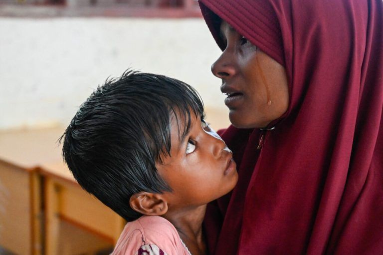 Eine Geflüchtete der Rohingya weint, als sie sich bei indonesischen Einwanderungsbeamten in einer Notunterkunft in Aceh, registriert. AFP