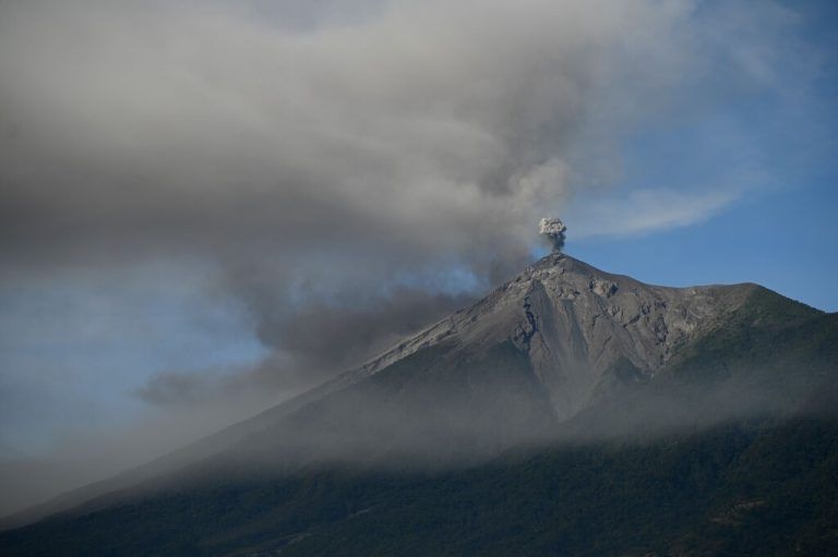 Eine Wolke aus Asche und Rauch steigt vom Vulkan Fuego in Guatemala auf. Die Aufnahme stammt aus der Gemeinde Alotenango. AFP