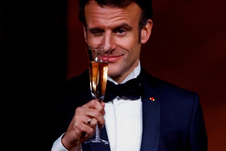 Frankreichs Präsident Emmanuel Macron lässt sich bei seinem USA-Besuch ein Glas Champagner schmecken. Reuters