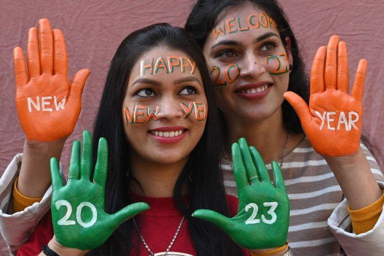 Frauen posieren für Fotos, nachdem sie sich vor der Silvesterfeier im indischen Amritsar die Hände und das Gesicht bemalt haben. AFP