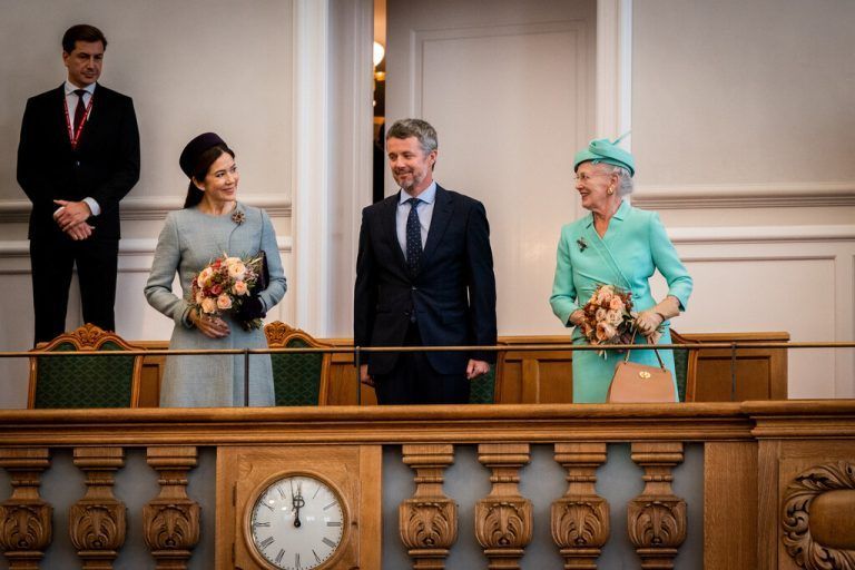 Für den dänischen Thronfolger Kronprinz Frederik und seine Frau Kronprinzessin Mary geht es in diesem Jahr über die Feiertage nach Down Under: Erstmals seit fünf Jahren reist das Kronprinzenpaar mitsamt den vier Kindern Prinz Christian, Prinzessin Isabella, Prinz Vincent und Prinzessin Josephine nach Australien, der Heimat von Mary. Königin Margrethe II., Frederiks Mutter, bleibt ihrer Weihnachtstradition treu und verbringt die Festtage auf Schloss Marselisborg in Aarhus. Den Heiligen Abend zelebriert sie gemeinsam mit ihrer Schwester Prinzessin Benedikte und Freunden gleich in der Nähe auf der Halbinsel Djursland. Zu Silvester ist Margrethe dann zurück in Kopenhagen, um ihre Neujahrsansprache zu verlesen.