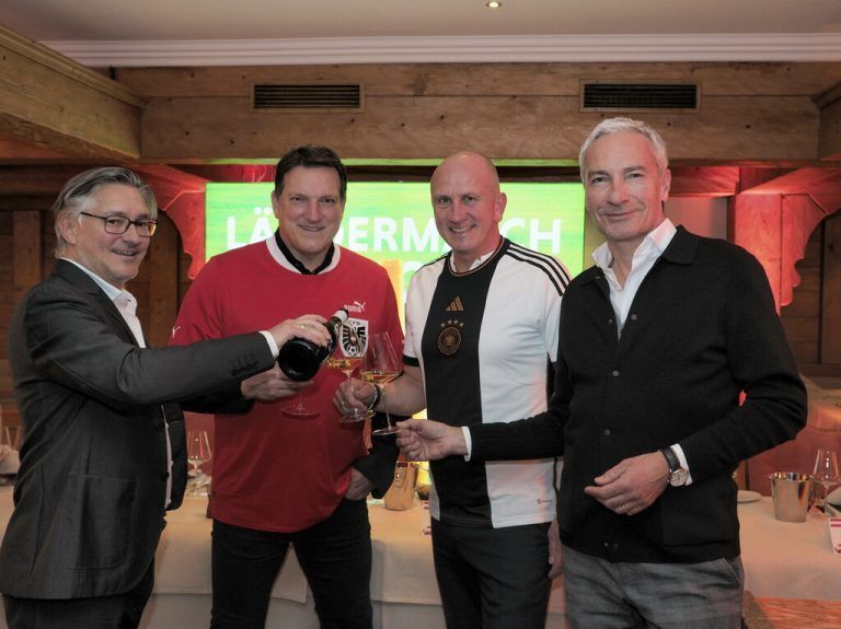 Gastgeber Stefan Burger mit den Fußballprofis Andi Herzog und Matthias Hamann, sowie ORF Moderator Rainer Pariasek beim Ländermatch der Winzer im Hotel Der Berghof in Lech. SIE