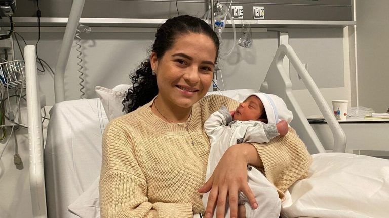 Glücklich und wohlauf: Die frischgebackene Mutter mit ihrem Baby im Krankenhaus in Haarlem. spaarne gasthuis