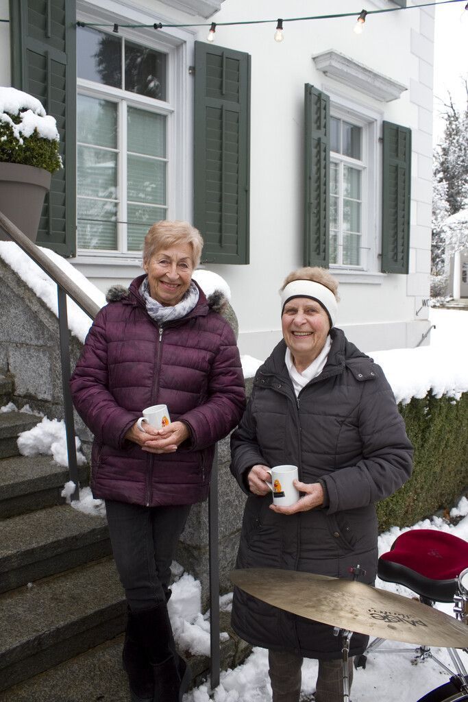 Hanni Amann (l.) und Klara Purtscher auf Falkenhorst.