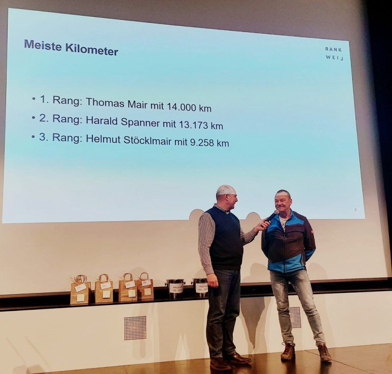 Harald Spanner, der insgesamt 13.173 Kilometer zurückgelegt hat, im Gespräch mit Gemeinderat Alejandro Schwaszta.