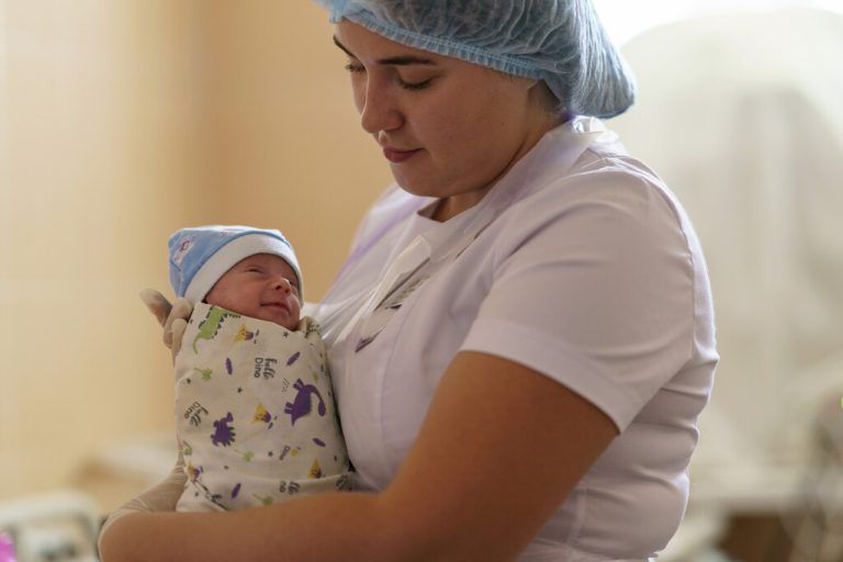 Im Krankenhaus von Cherson erfanden die Mitarbeitenden Krankheiten für  verwaiste Babys, die in ihrer Obhut waren, damit sie nicht von Soldaten mitgenommen werden. ap