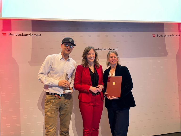 Auszeichnung für die Jugendarbeit des Culture Factor Y in Wien. Roman Zöhrer (links) nimmt gemeinsam mit Alexandra Kremmel (rechts) den österreichischen Jugendpreis von Staatssekretärin Claudia Plakolm (Mitte) entgegen. 