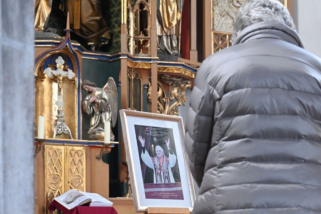Vatikan: Benedikt XVI. geistig klar, aber weiter in ernstem Zustand