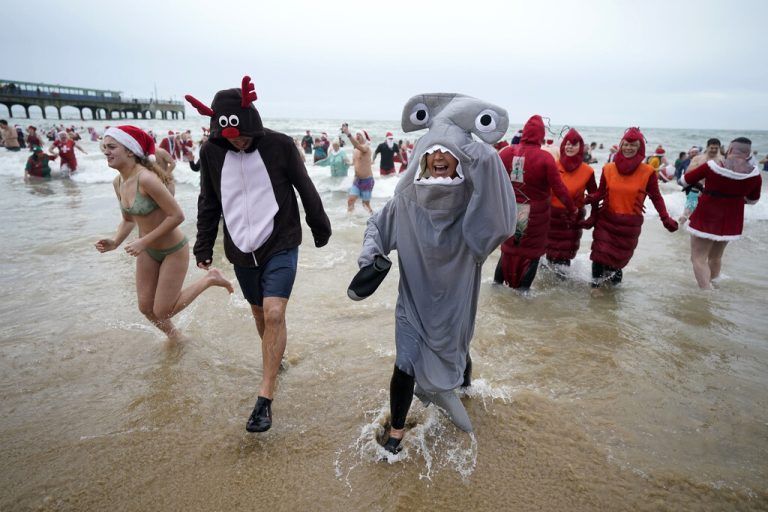 In Bournemouth haben sich zu Weihnachten einige Briten verkleidet. AP