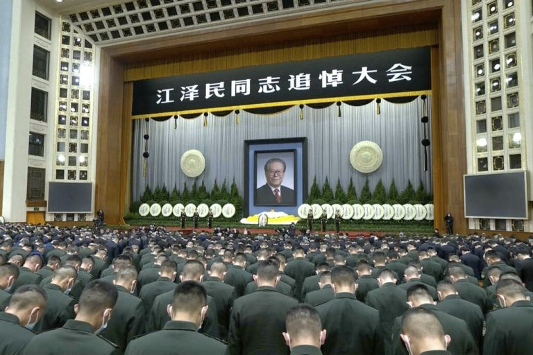 In Peking wurden drei Schweigeminuten für Jiang Zemin abgehalten. AP
