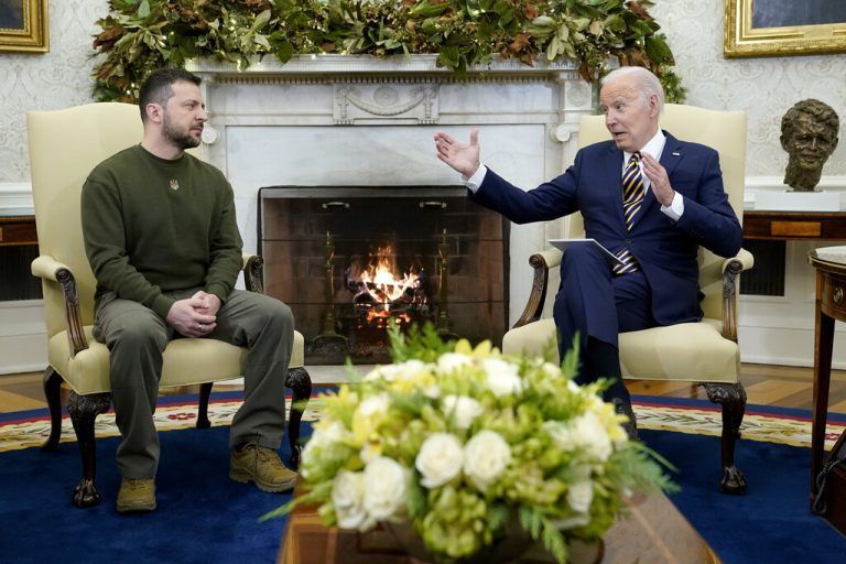 Joe Biden verspricht Selenskyj die Lieferung von Patriot-Flugabwehrwaffen, um Raketenschläge unterbinden zu können. AP/Semansky