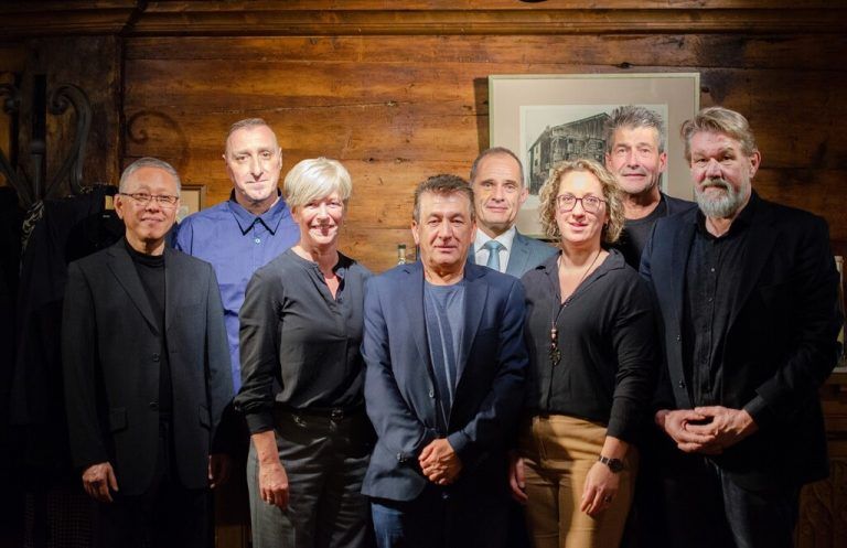 Jubilare Die Huber Holding AG in Mäder hat ihre Firmenjubilare geehrt. Die Ehrungen der Mitarbeiter Edward Nöhmer, Petra Häfele, Riza Horuz, Dietmar Hartl, Sandra Köck und Richard Boss übernahmen die Huber-Holding-Vorstände Robert Ng und Michael Krauledat. huber Holding