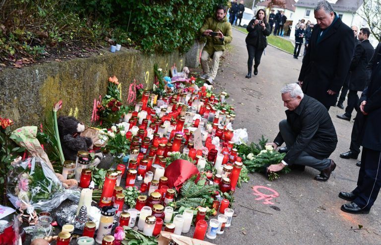 Kerzen und Blumen zum Gedenken an das getötete Mädchen.  dpa