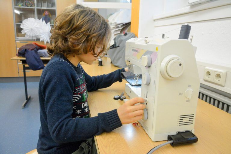 Kolos Szaboó (10) näht zum ersten Mal mit der Nähmaschine und findet es toll.