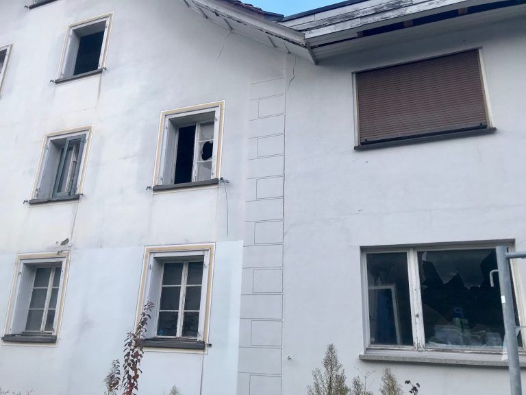 Eingebrochene Scheiben und verwittert zeigt sich das Gebäude in der Ringstraße.