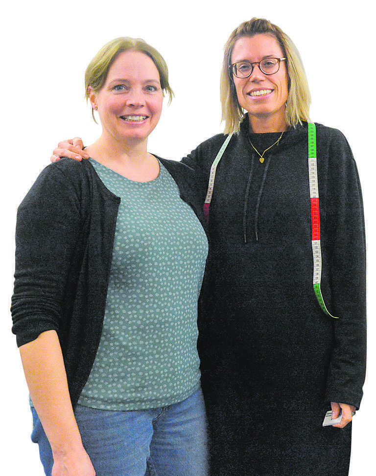 Lehrerin Barbara Huber (links) und Tina Pavlik unterstützen die Kinder.