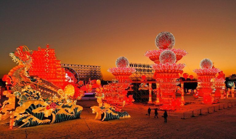 Menschen besuchen vor dem neuen Jahr in Shenyang in der nordöstlichen chinesischen Provinz Liaoning eine Laternenshow. AFP