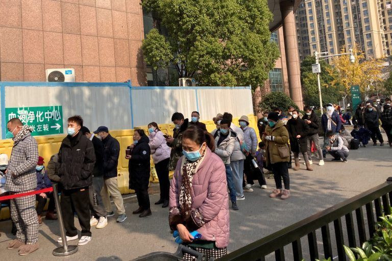 Menschenschlangen vor der Fieberklinik eines Krankenhauses in Peking: Chinas Gesundheitssystem steht jetzt unter enormem Druck.  ap