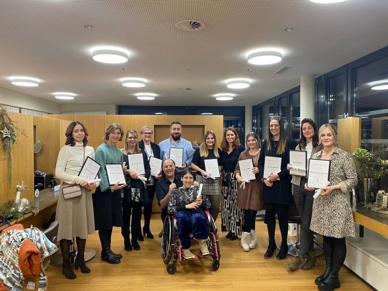 Mitarbeiterjubiläum Anlässlich der diesjährigen Weihnachtsfeier bedanken sich Birgit und Thomas Nöckl bei den Mitarbeitern mit einem zehn- bzw. fünfjährigen Betriebsjubiläum. Elf Mitarbeiter sind bereits fünf Jahre und sieben Mitarbeiter zehn Jahre an den drei Maischön-Standorten Bregenz, Dornbirn und Sulzberg tätig. maischön