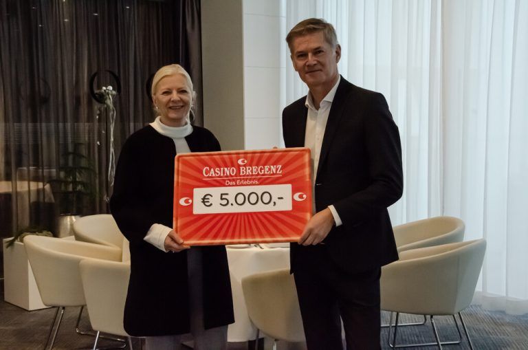 Nach zweijähriger Pause konnte das Casino Bregenz die Lebenshilfe Vorarlberg heuer wieder mit einem Scheck von 5000 Euro unterstützen. Eine Freundschaft pflegen das Casino und der gemeinnützige Verein schon seit Jahren. Dadurch wurden gemeinsam viele spannende Projekte auf die Beine gestellt. FA