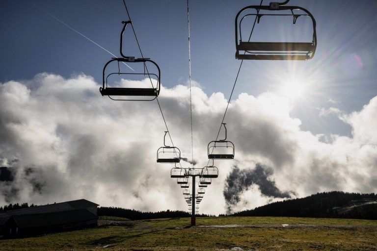 Nicht nur in Österreich fehlt der Schnee: In einem Skiresort in der ostfranzösischen Stadt Annecy stehen die Skilifte still. AFP