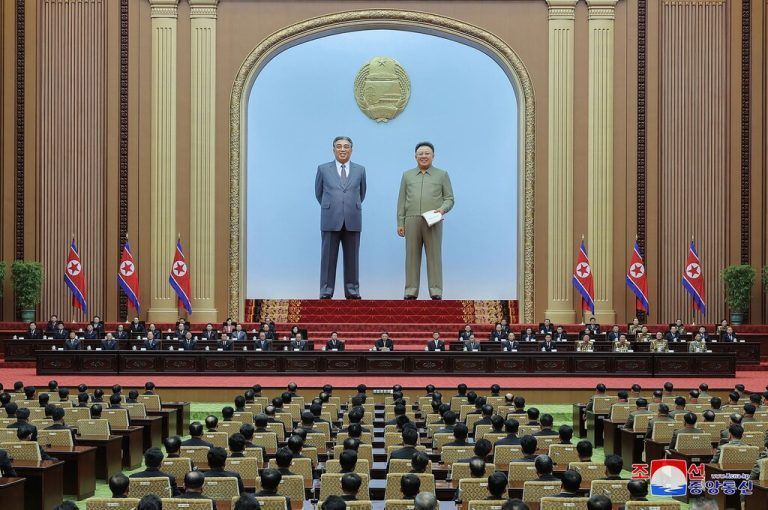 Nordkoreas Führer Kim Jong-Un (Mitte) beim Auftakt des jährlichen Parteitags der kommunistischen Regierungspartei in Pjöngjang. AFP