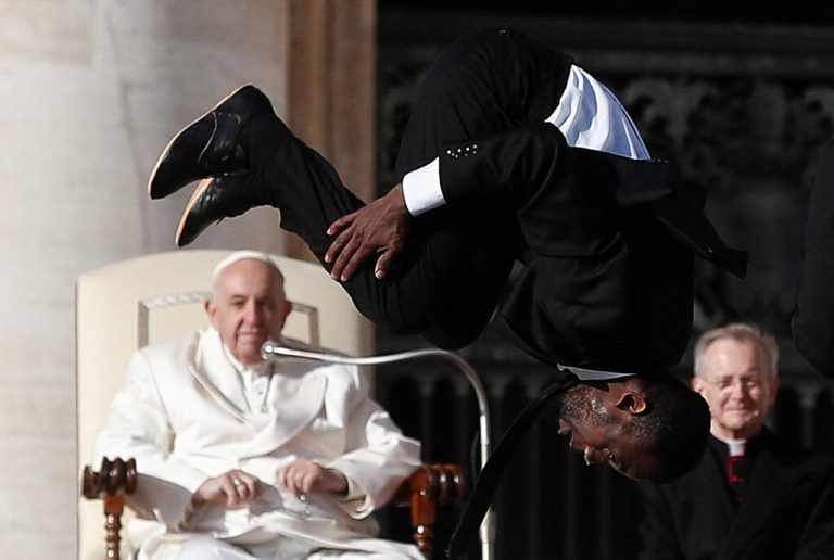 Papst Franziskus verfolgte begeistert die Vorführung. Reuters